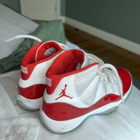 Jordan 11 Retro Cherry (2022) - Picture 3 of 8